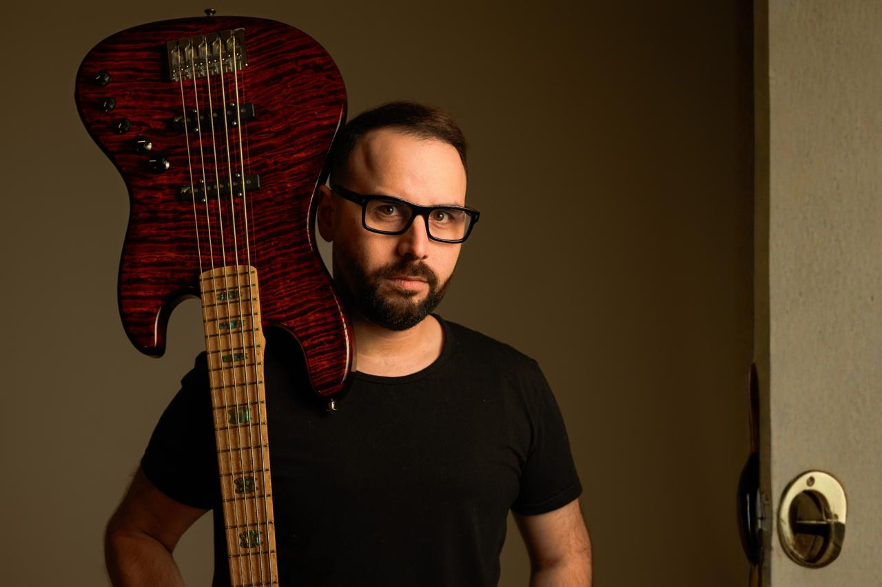 Edgar Solórzano: El bajista que convirtió la pasión en una misión artística y comunitaria