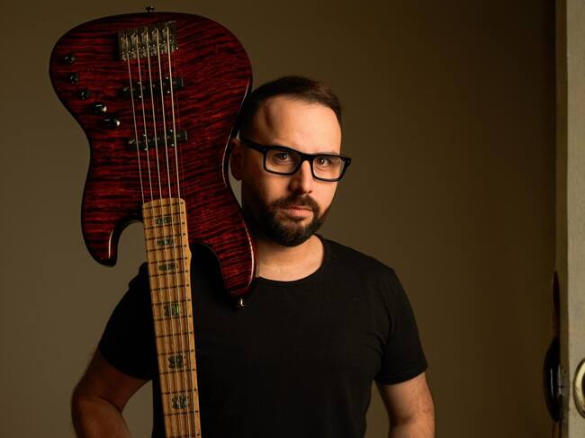 Edgar Solórzano: El bajista que convirtió la pasión en una misión artística y comunitaria