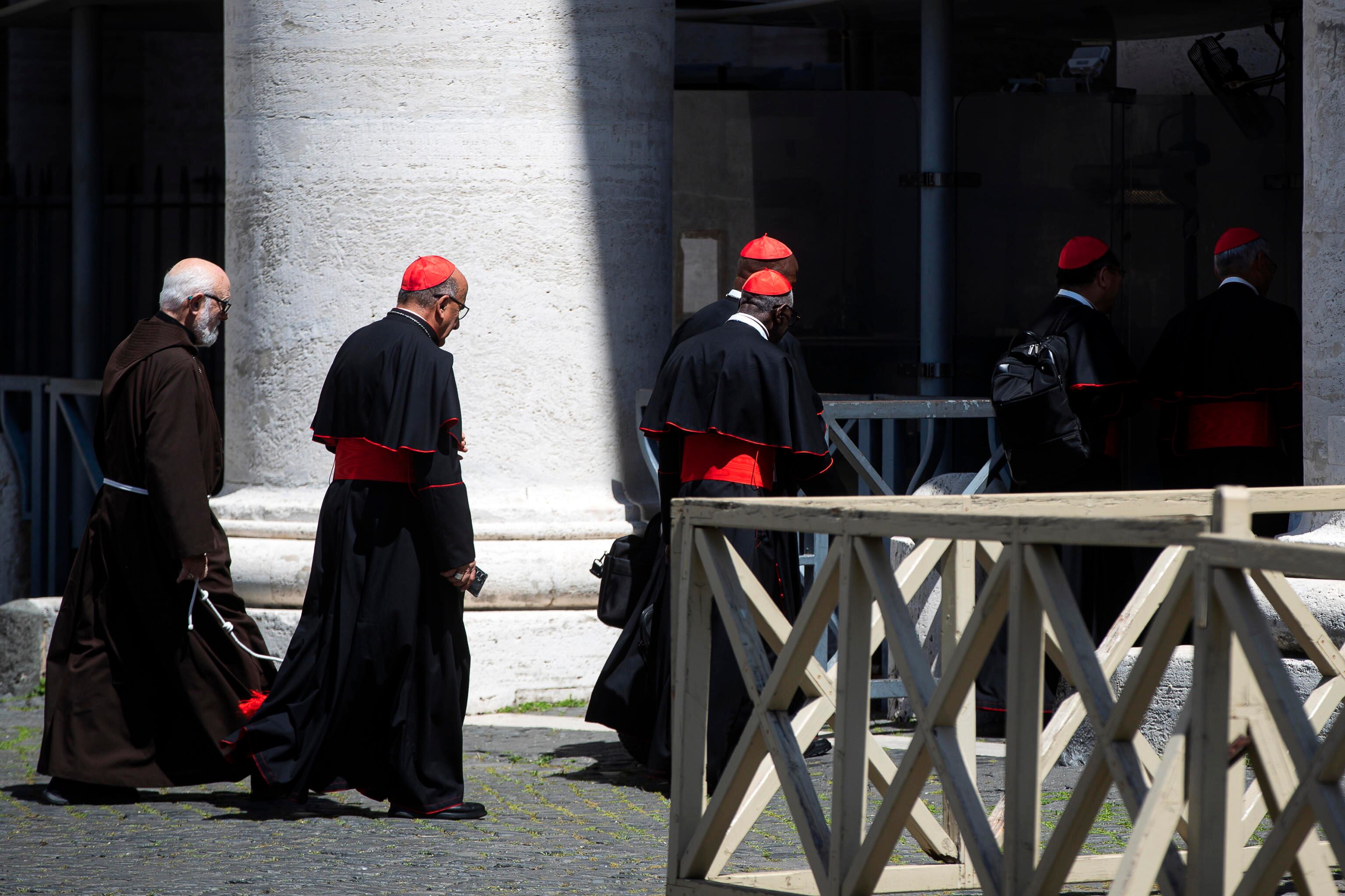 VATICAN CITY (Italy), 30/04/2025.- Cardinal leave for the seventh meeting of the General Congregation of Cardinals, in Vatican City, 30 April 2025. The cardinals continue their deliberations during general congregations held following the death of Pope Francis, in preparation for the assembly to elect a new pope, known as the conclave. (Papa, Cardenal) EFE/EPA/ANGELO CARCONI