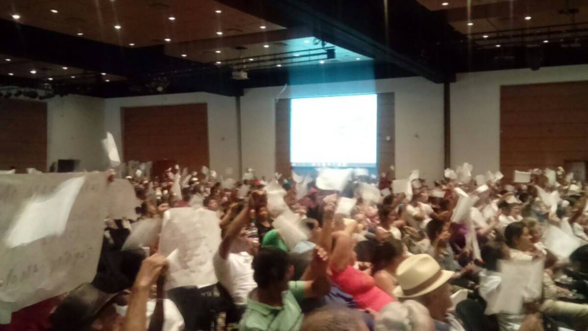 Con banderas blancas los asistentes clamaron por la paz