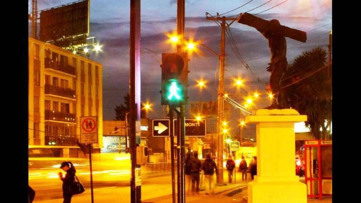 “Una vista de la Avenida Caupolicán, nombre del héroe de la resistencia mapuche ante la conquista española, muerto en 1558. Podemos distinguir un monumento erigido en su honor donde lleva un tronco sobre sus hombros”, nos explica Sergio Sánchez Cea, desde Temuco, Chile.