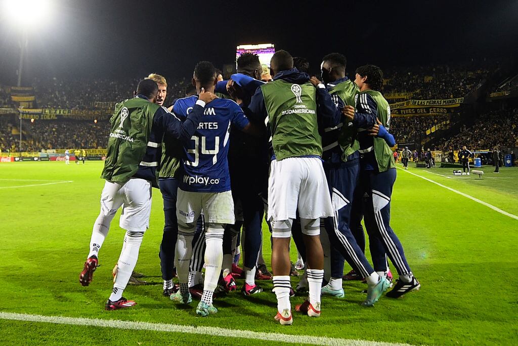 Jugadores de Millonarios celebran el gol de Óscar Cortés (Photo by Dante Fernandez / AFP) (Photo by DANTE FERNANDEZ/AFP via Getty Images)