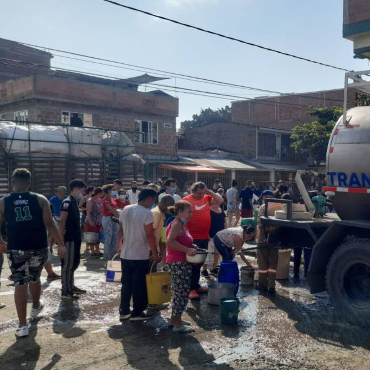 VIDEO: En carrotanques llevan agua a San Joaquín
