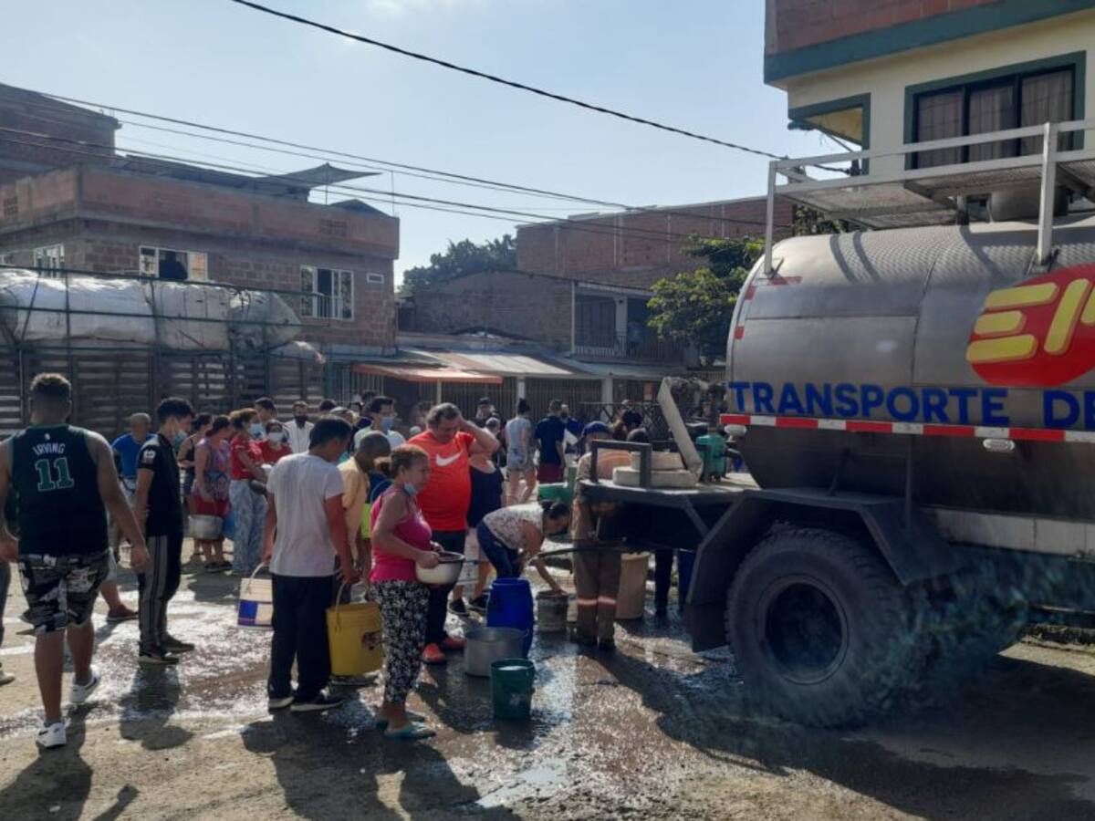 VIDEO: En carrotanques llevan agua a San Joaquín