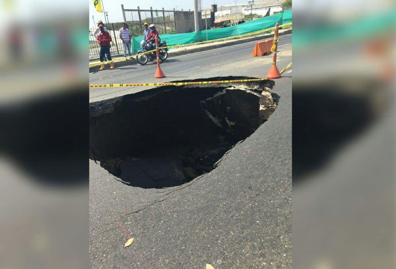Hueco que se abrió en la autopista al aeropuerto Ernesto Cortissoz