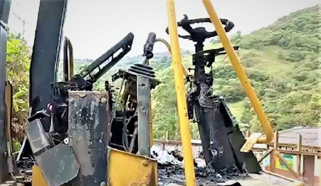 Máquina incinerada tipo ‘vibrocompactador’, que pertenece al parque automotor de ese municipio.