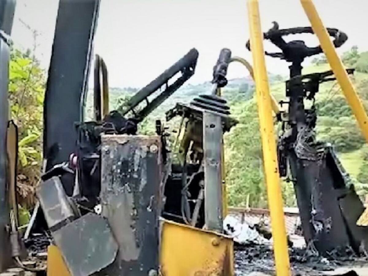 Incineran maquinaria utilizada para ejecutar obras viales en el sur del Cauca