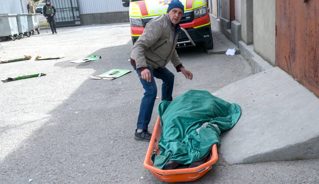 Traslado de una mujer que murió tras un bombardeo ruso en Mykolaiv.                 Foto: Getty 