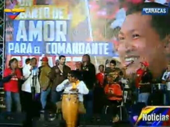 Maduro cantó salsa, tocó tambor y bailó en homenaje a Chávez