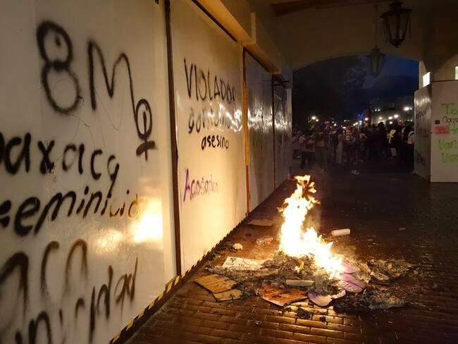 MEX1323. OAXACA (MÉXICO), 08/03/2024.- Mujeres queman carteles durante las protestas en el Día de la Mujer este viernes en el Zócalo del estado de Oaxaca (México). Desde el sur y hasta el norte de México, mujeres de ciudades principales como Guadalajara, Monterrey y Oaxaca, protestaron este Día de la Mujer en medio de un ambiente de violencia y de campañas electorales. EFE/ Daniel Ricardez