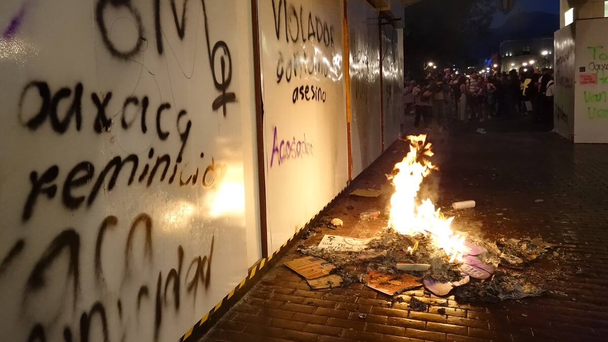 “No es una vándala, es una criminal”, Velasco sobre mujer que lanzó fuego a gestoras