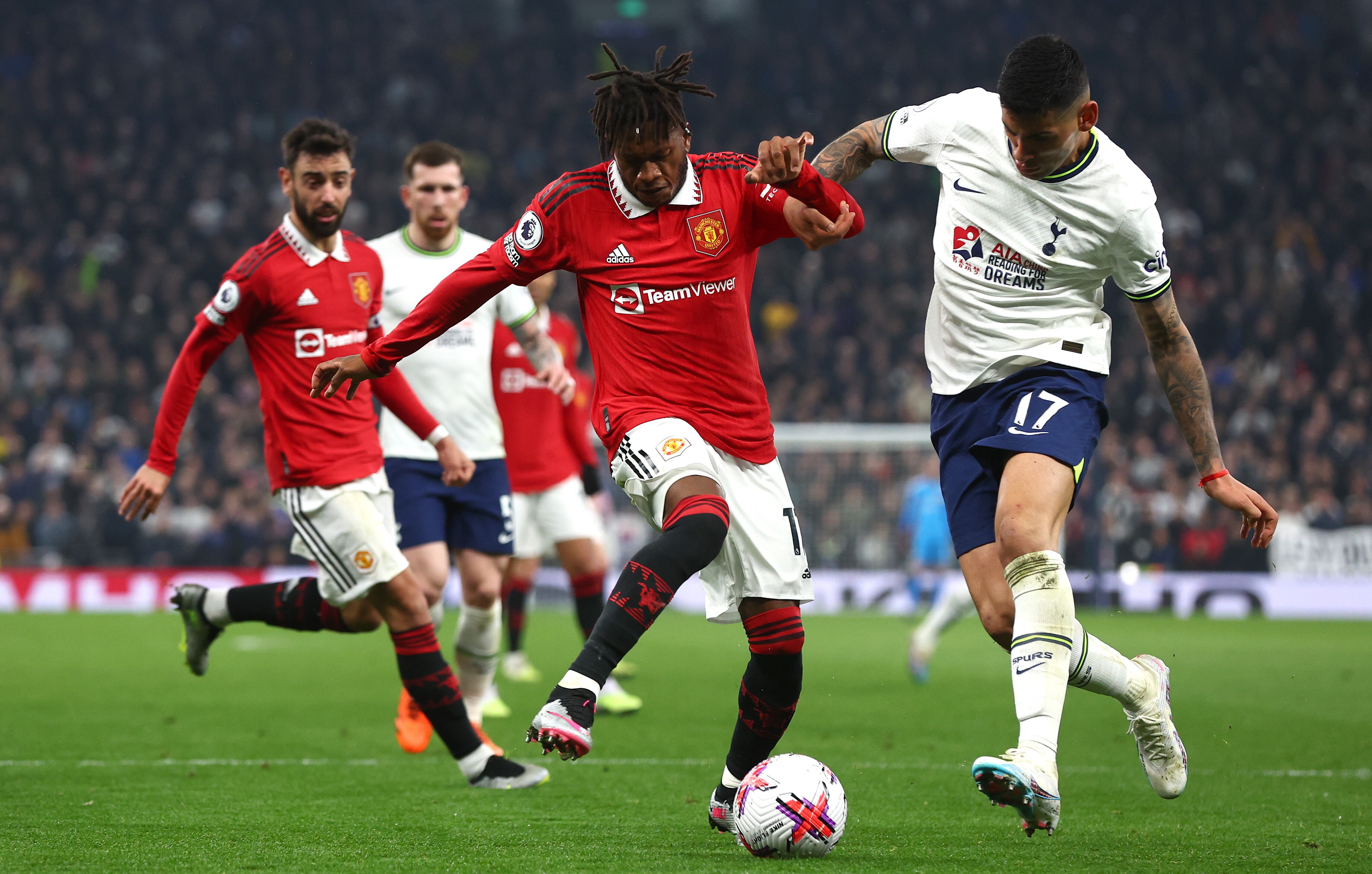 Fred de Manchester United y Cristian Romero de Tottenham Hotspur. (Photo by Chloe Knott - Danehouse/Getty Images)