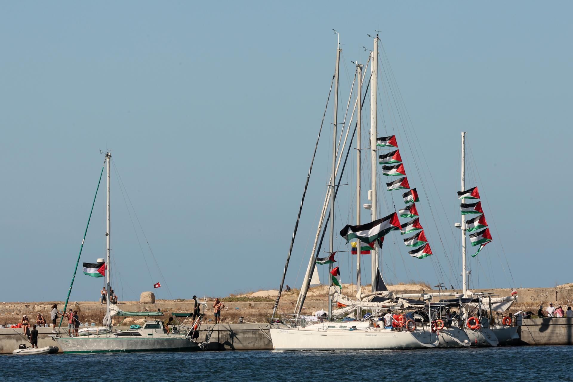 Bizerte (Tunisia), 13/09/2025.- Palestinian fags fly aboard boats of the Global Sumud Flotilla (GSF) before their departure from the port of Bizerte, northern Tunisia, 13 September 2025. The GSF flotilla is an international maritime initiative that began sailing in August 2025 en route to Gaza, aiming to break the Israeli blockade and deliver vital aid to the Gaza Strip. (Túnez) EFE/EPA/MOHAMED MESSARA