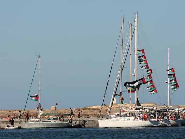 Bizerte (Tunisia), 13/09/2025.- Palestinian fags fly aboard boats of the Global Sumud Flotilla (GSF) before their departure from the port of Bizerte, northern Tunisia, 13 September 2025. The GSF flotilla is an international maritime initiative that began sailing in August 2025 en route to Gaza, aiming to break the Israeli blockade and deliver vital aid to the Gaza Strip. (Túnez) EFE/EPA/MOHAMED MESSARA