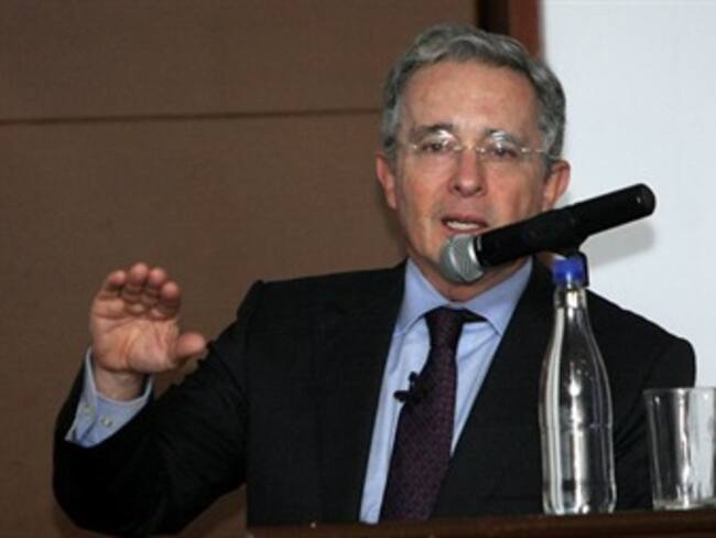 Uribe dice que Santos convirtió en actores de la política a las Farc