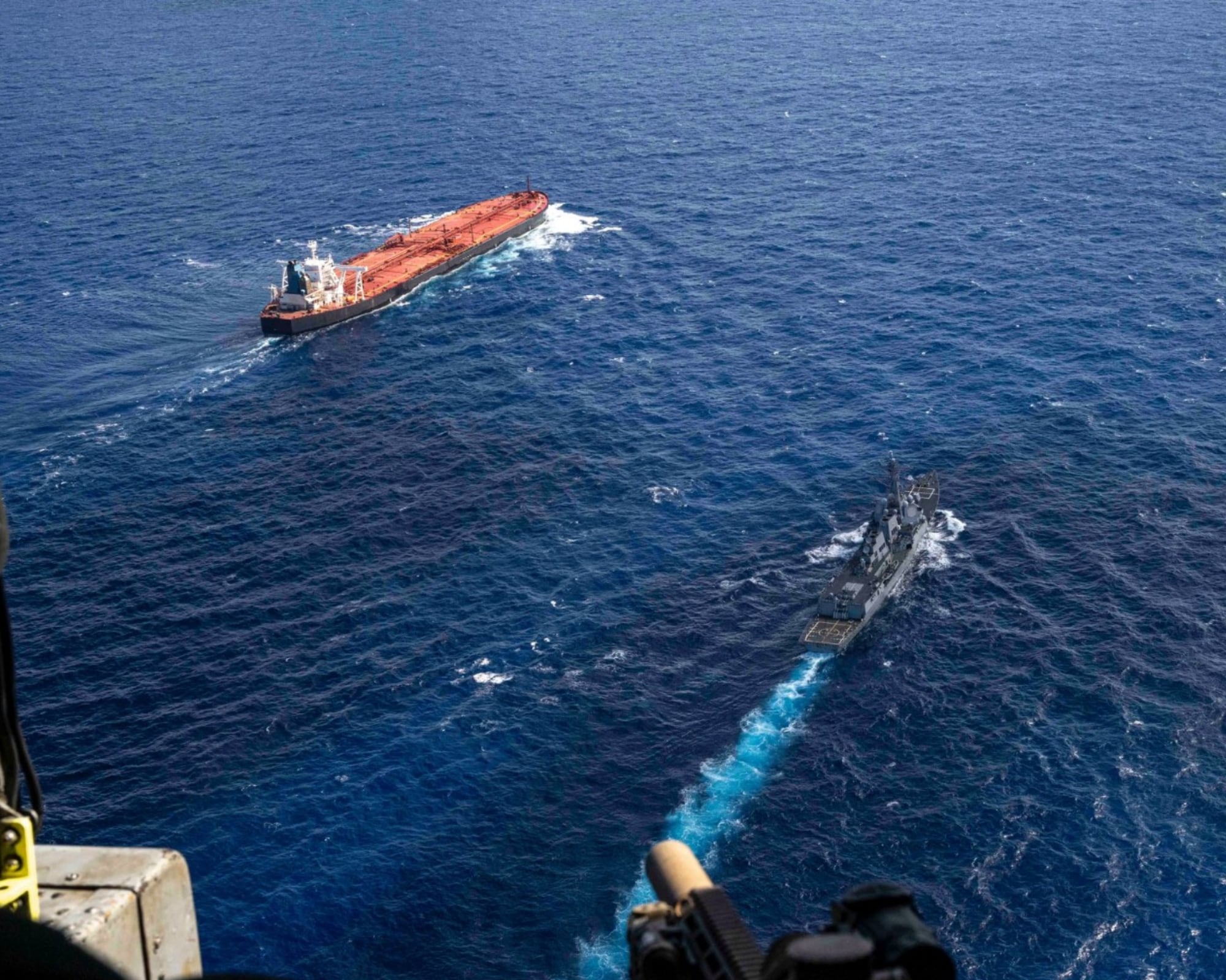 Según las Fuerzas Armadas estadounidenses, el buque intentó “desafiar la cuarentena ordenada por el presidente Donald Trump, con la esperanza de escabullirse”.
(Foto:   Departamento de Guerra de Estados Unidos)