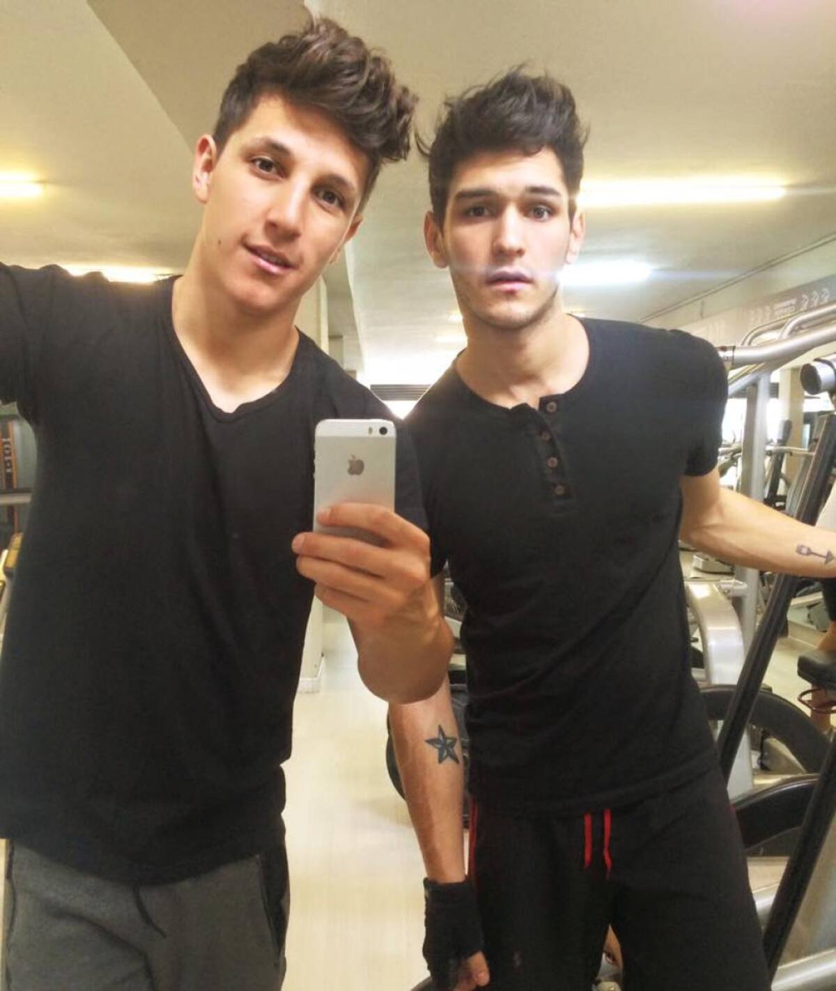 Una foto publicada en la revista TVyNovelas en la que aparecen Andrés Simón y Sebastián Silva vuelve a generar sospechas sobre si mantienen una relación amorosa o no.