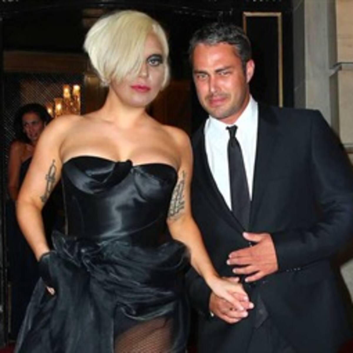 Lady Gaga y su novio celebran una ceremonia de compromiso