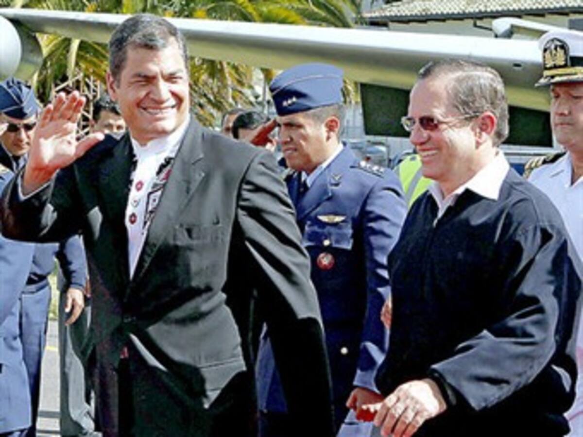 Ecuador le envió "un inmenzo abrazo solidario al presidente Hugo Chávez"