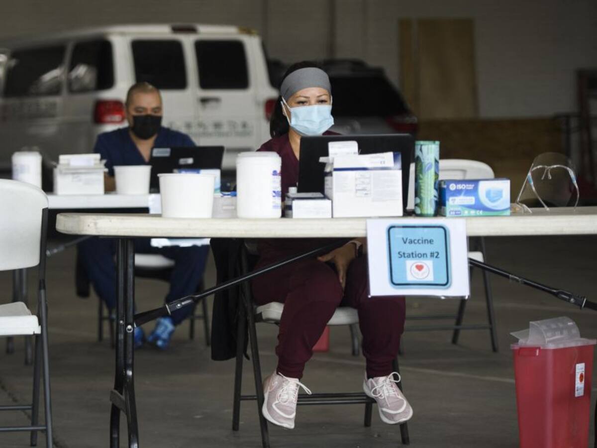 FBI advierte de venta de tarjetas de vacunación falsas online en EE.UU.