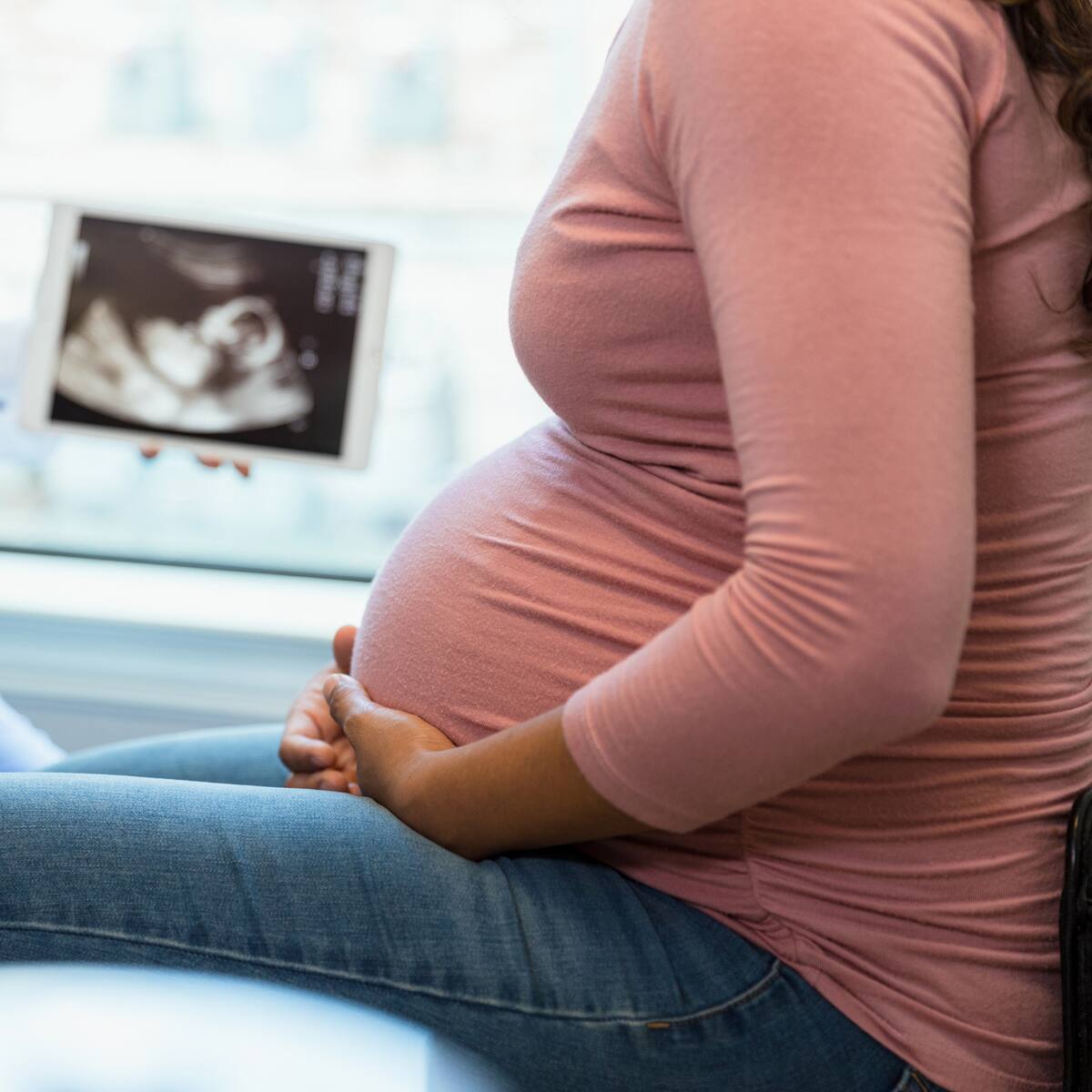 Gobierno objeta proyecto que entregaría kits de maternidad a mujeres embazadas