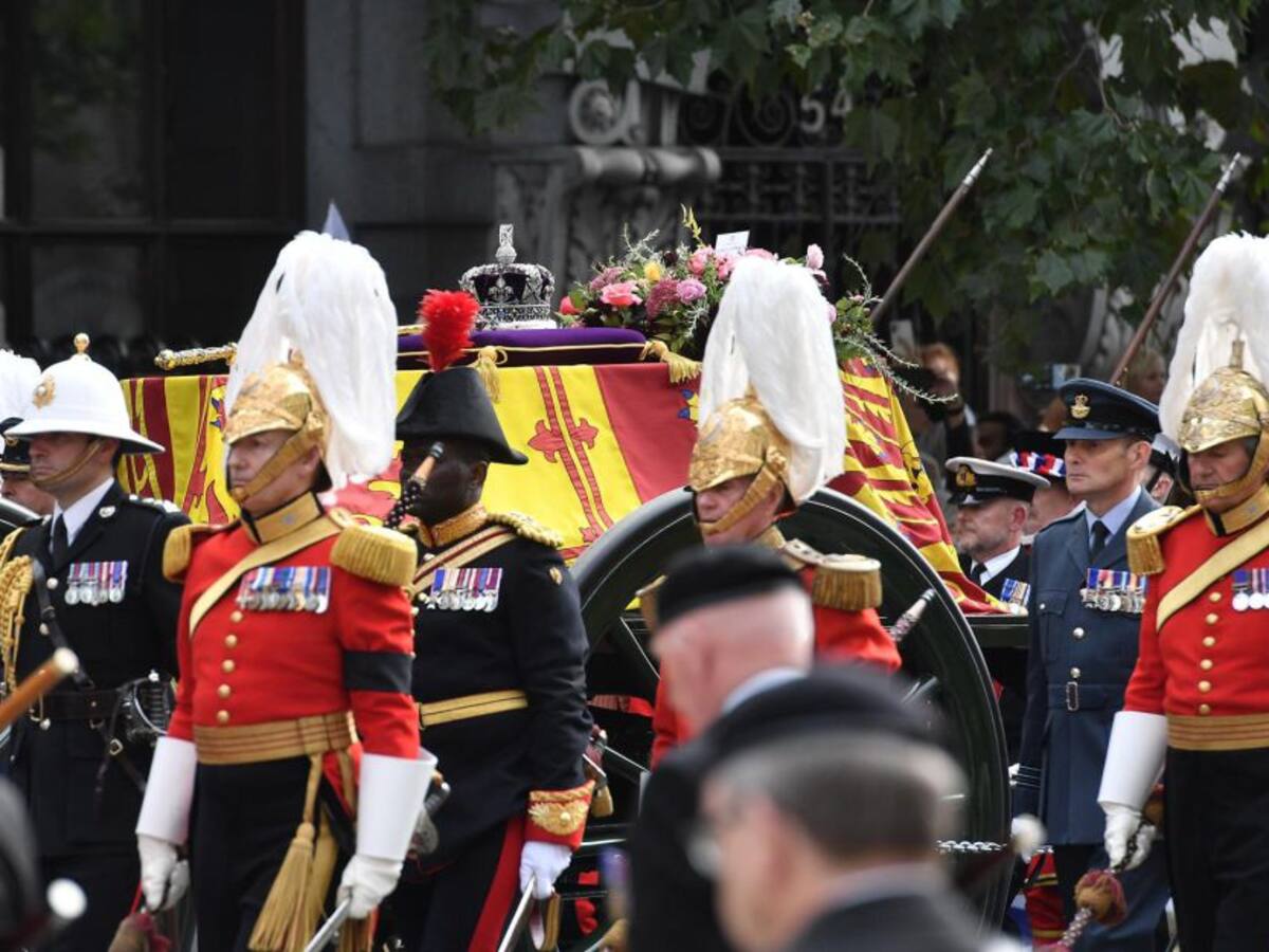 El metro de París rinde homenaje a Isabel II durante su funeral