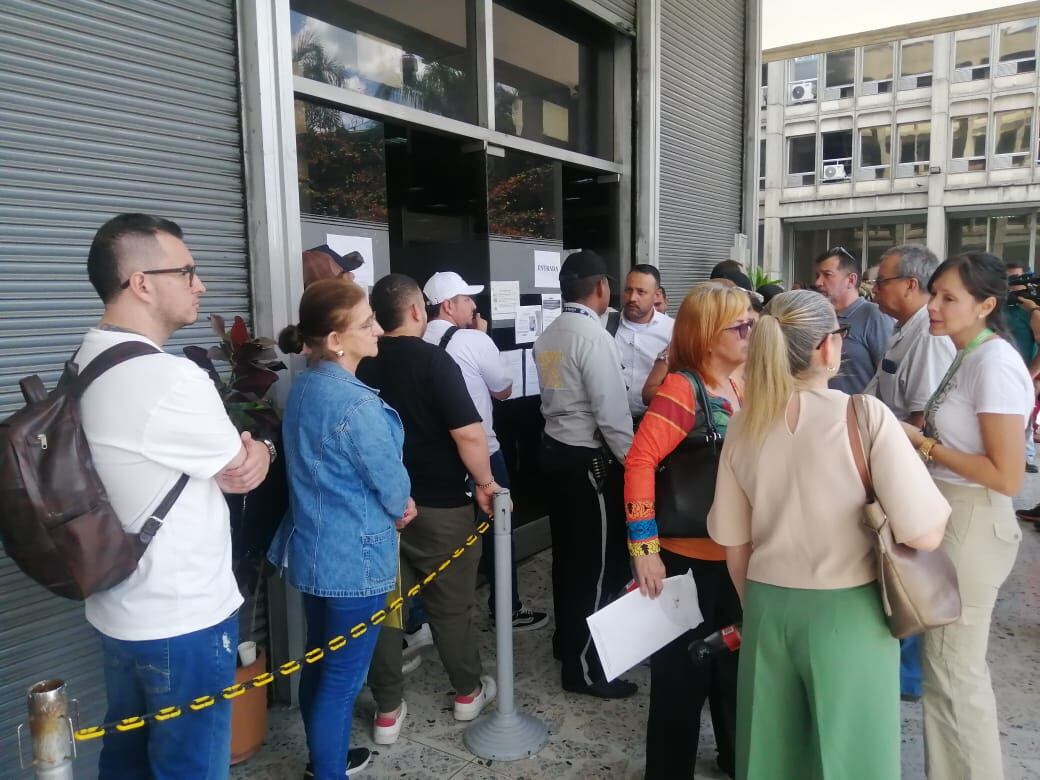 Colapso en la oficina de la DIAN en Medellín por citación a miles de personas. Foto: Caracol Radio