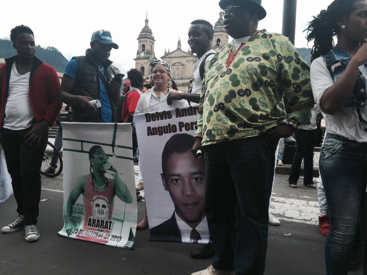 Desde las nueve de la mañana los afrocolombianos residentes en Bogotá realizan un plantón en la Plaza de Bolívar para pedir a las autoridades que aclaren estos recientes homicidios.