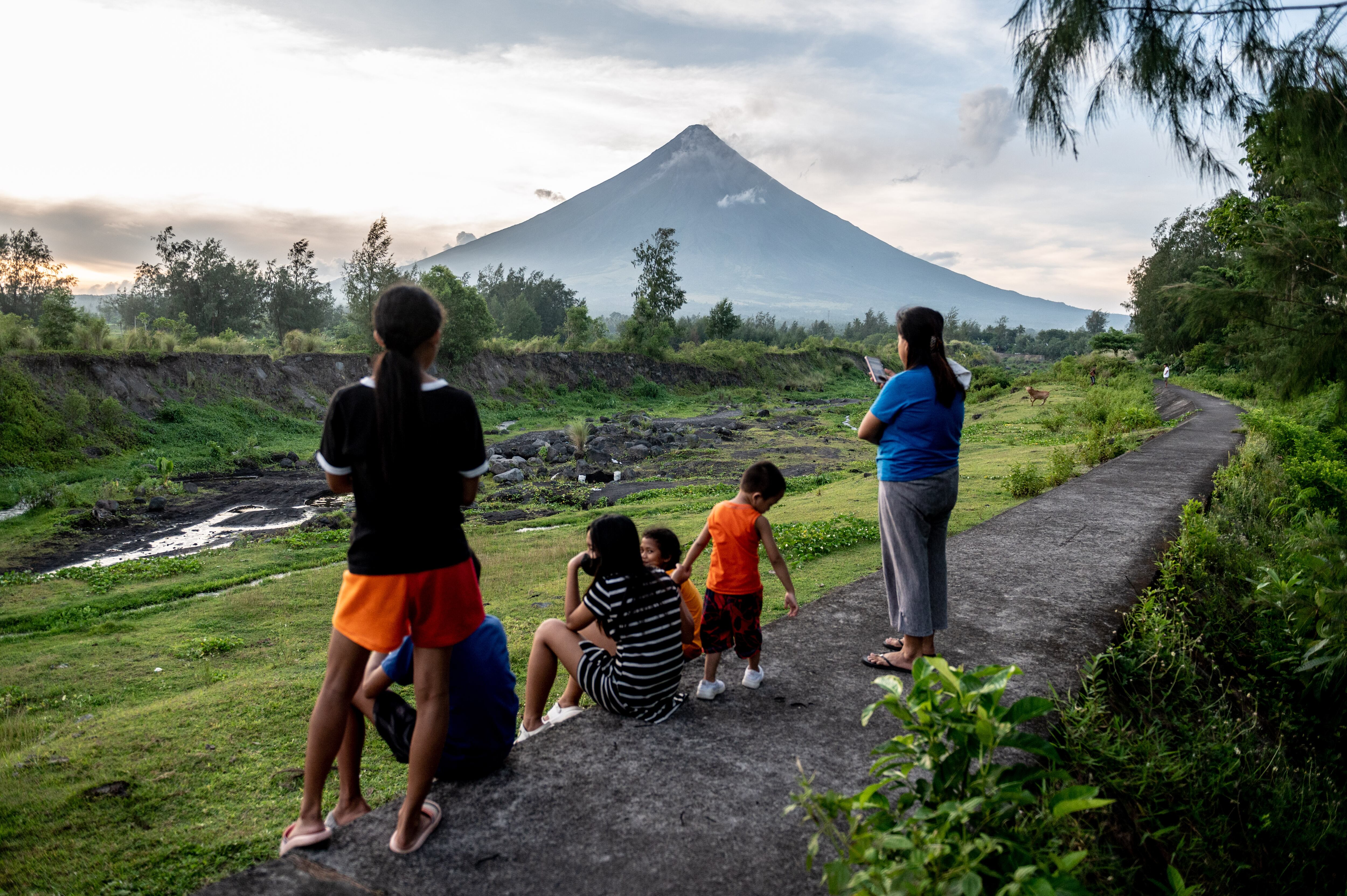 Filipinas ordenó evacuar a más de un millar de familias tras la erupción del volcán Mayón. Getty Images