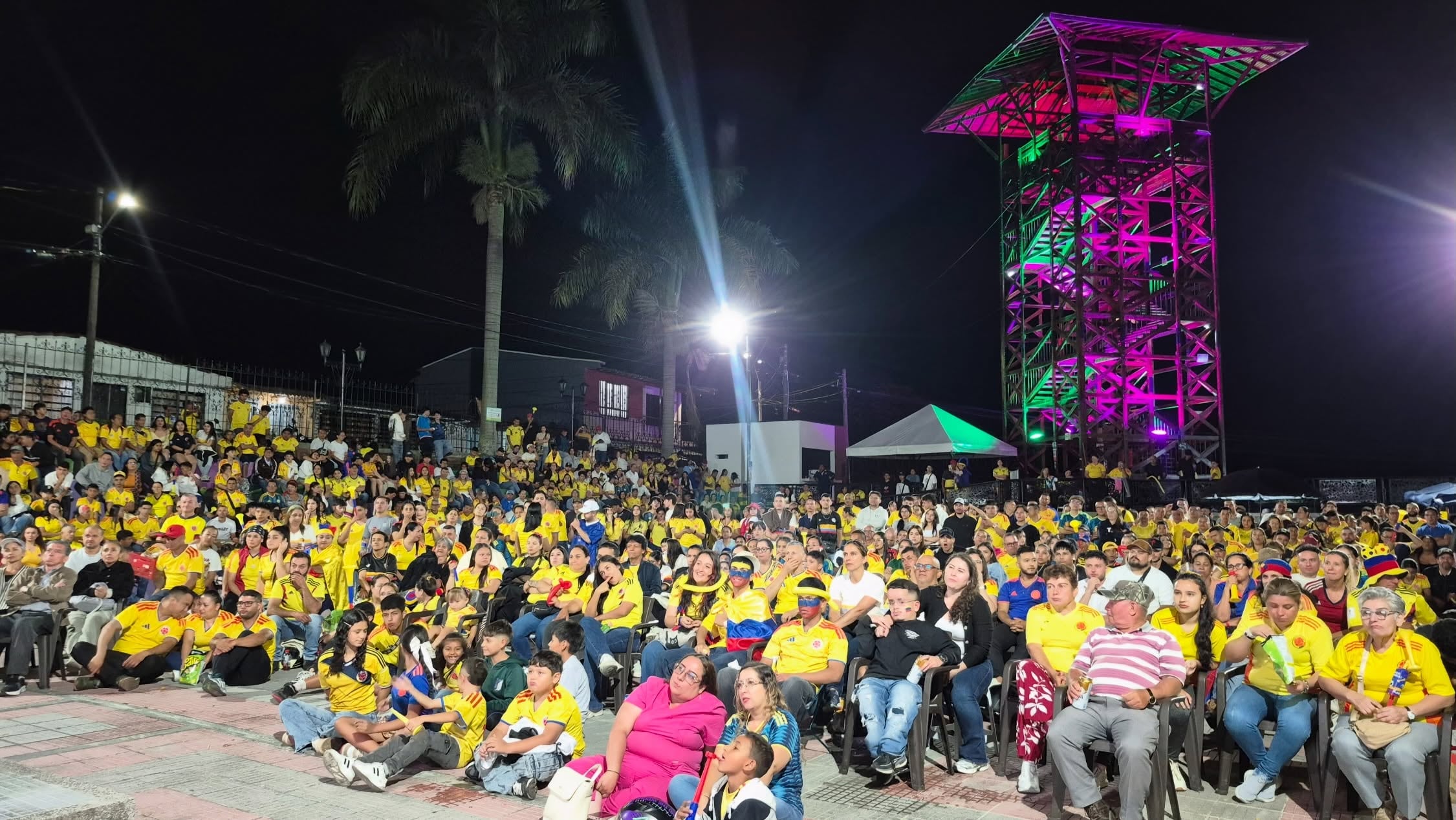 Hinchas de la selección Colombia se reunen en parques, plazas y miradores para ver los partidos del mundial. Foto:  Cortesía alcaldía de Circasia