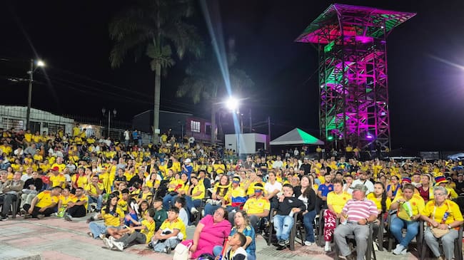 Hinchas de la selección Colombia se reunen en parques, plazas y miradores para ver los partidos del mundial. Foto: Cortesía alcaldía de Circasia