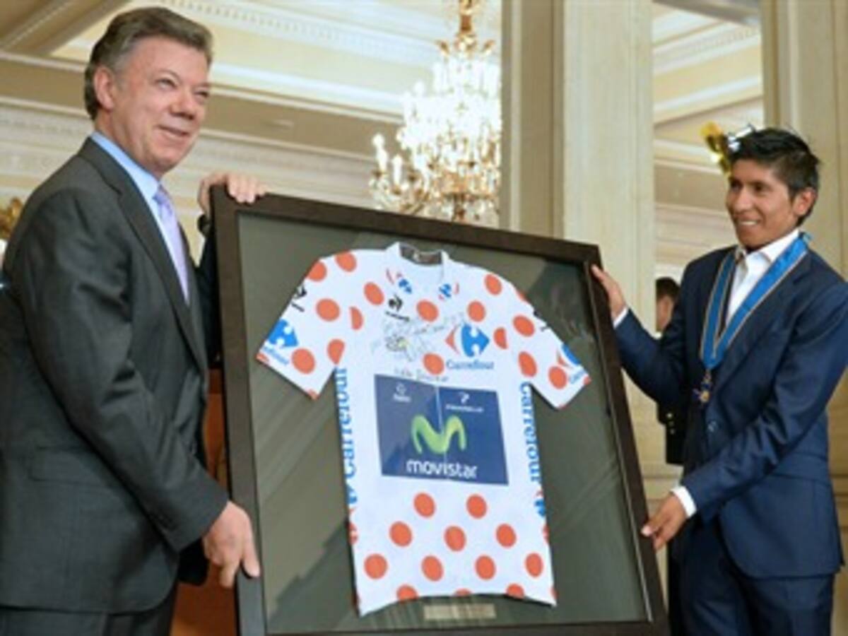 "Cómo me complace otorgarle la Cruz de Boyacá a un boyacense": Santos a Nairo Quintana