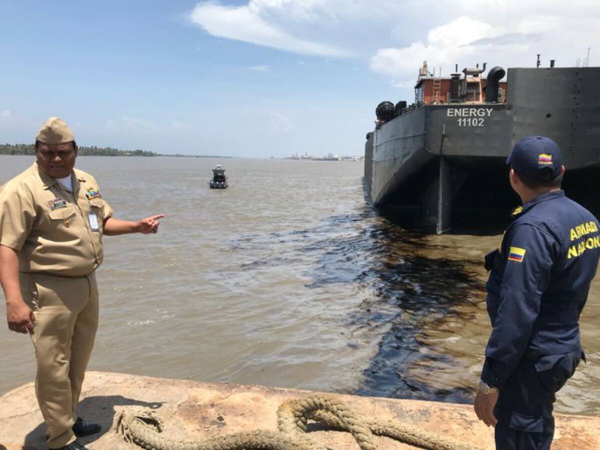 Restringen usos de playas por derrame de crudo en Barranquilla