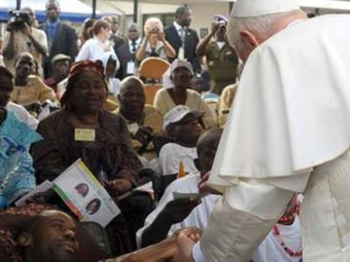 Benedicto XVI finaliza en Luanda su primera gira africana y parte hacia Roma