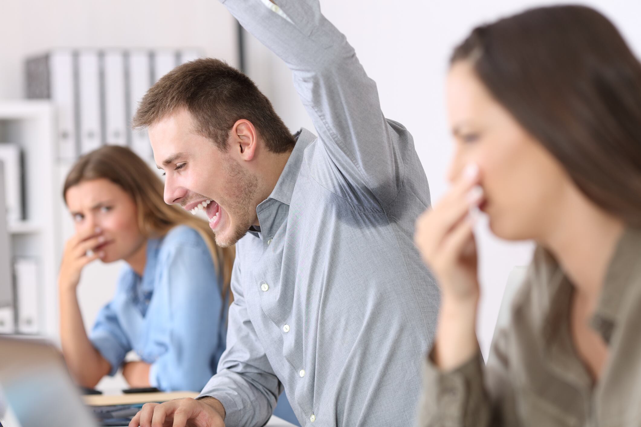 Hombre con mal olor en la axila, imagen de referencia: Getty Images