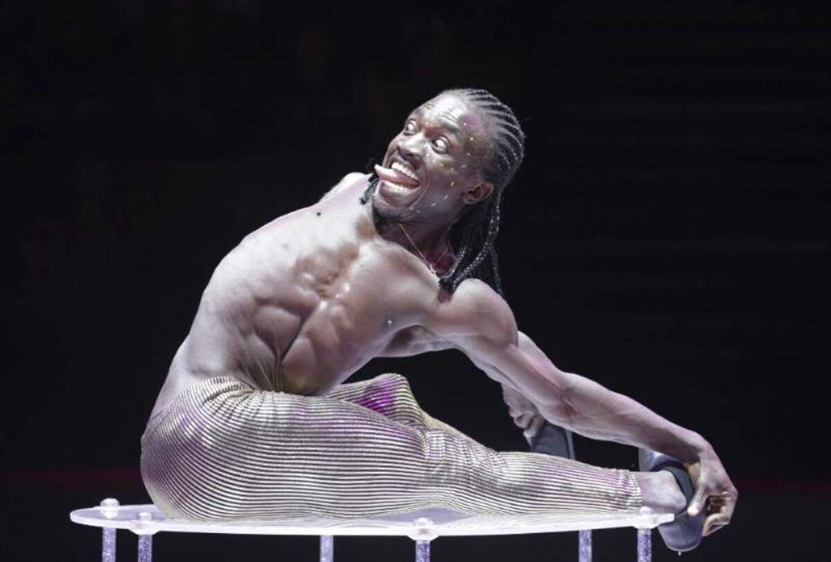 El ghanés George Gummi Guru actúa durante la inauguración del Festival Mundial de Circo en Moscu