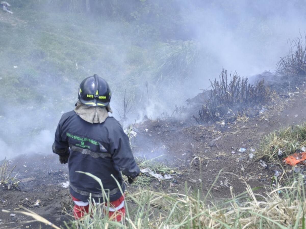 En 16 municipios del Tolima se mantienen activos incendios forestales