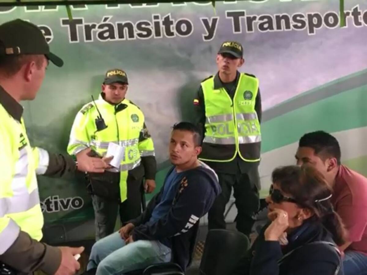 Así reprende la Policía a los colados en Transmilenio