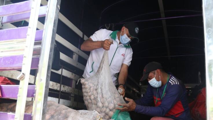 Dos mil bultos se vendieron en la "papatón navideña"