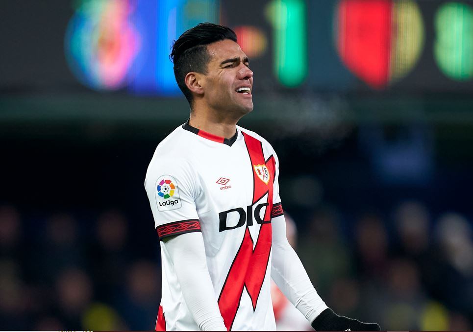 Falcao se lamenta durante el partido ante el Villarreal / Getty Images.