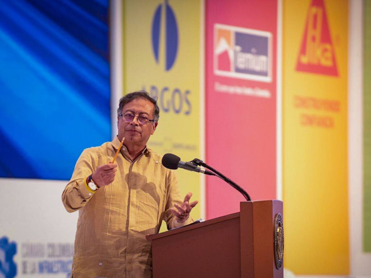 Petro propone democratizar contratación estatal para beneficiar pequeñas empresas