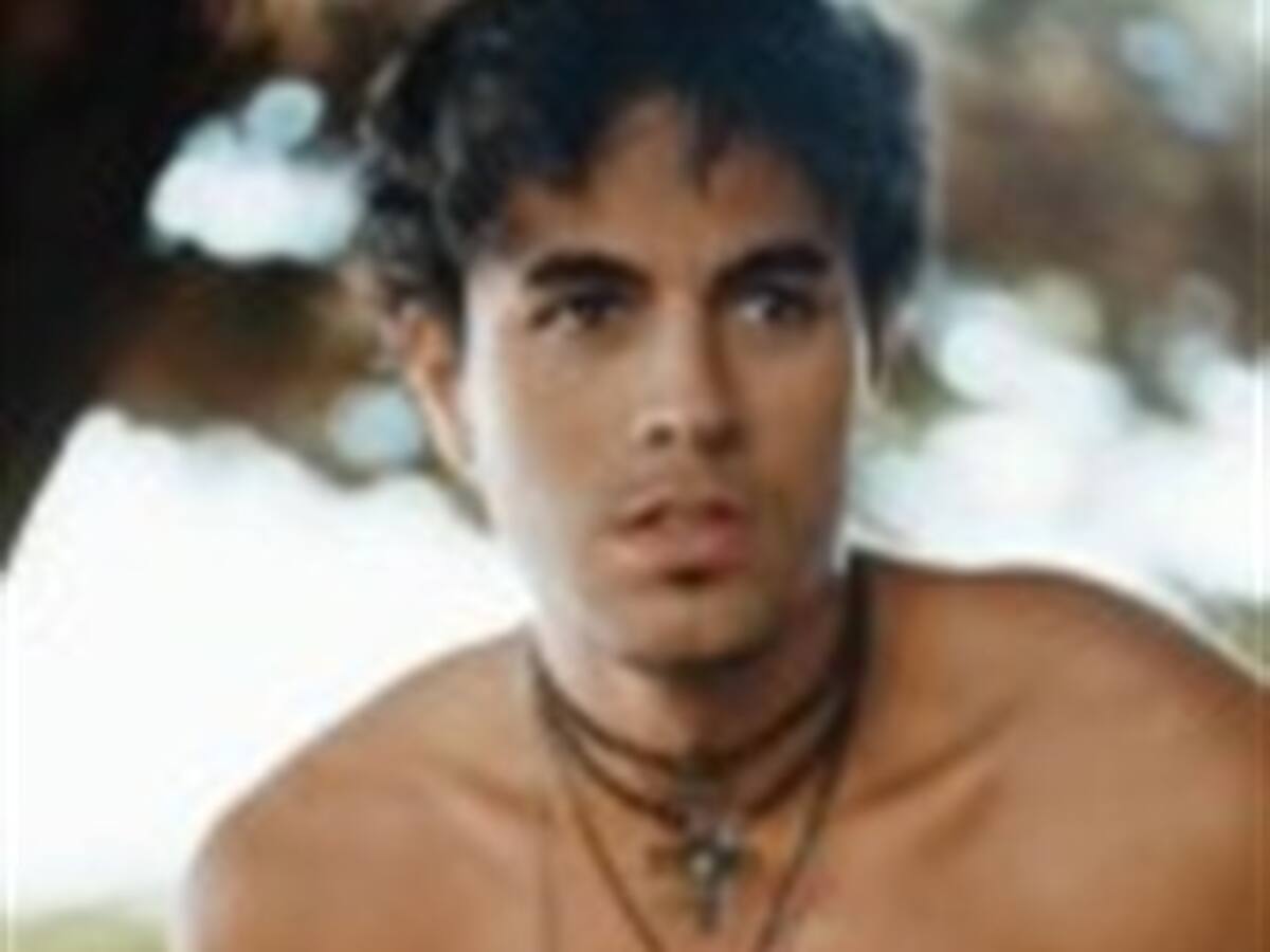 Enrique Iglesias navegará desnudo frente a Miami por la victoria de España