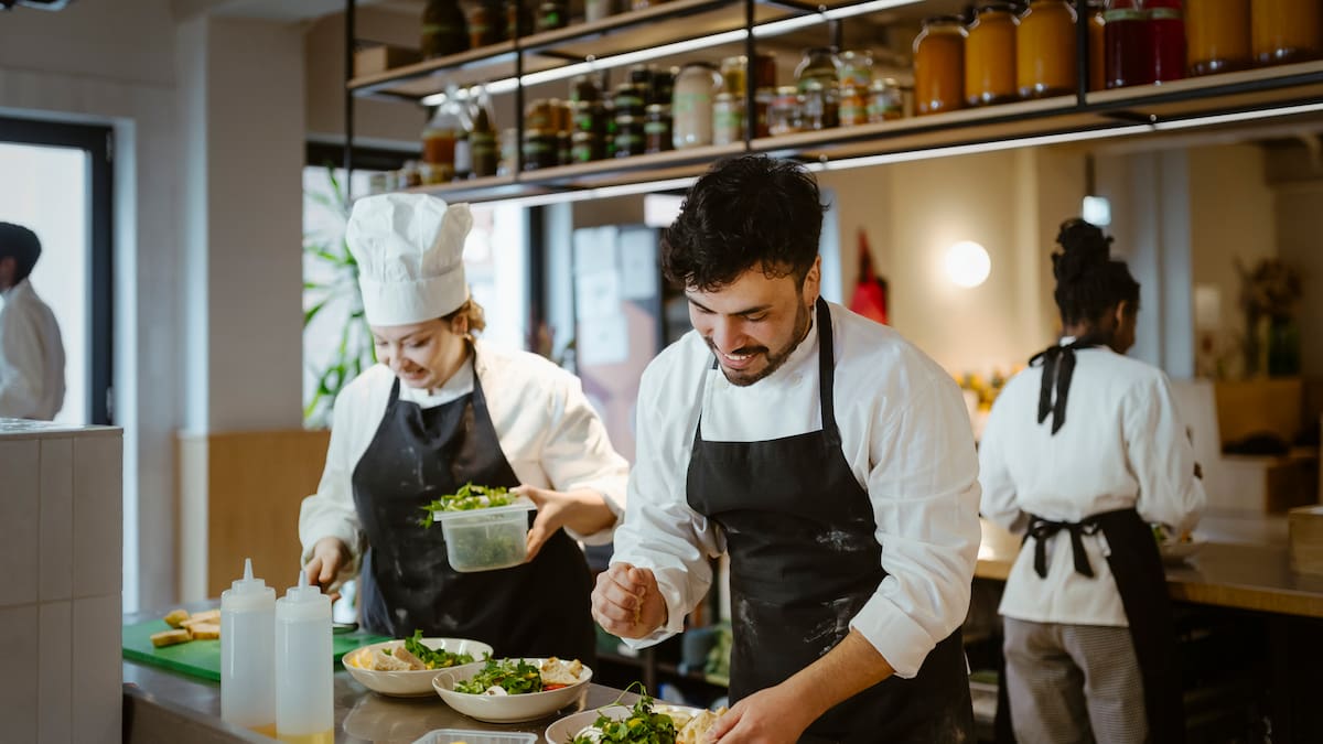 Alza del salario mínimo preocupa a restaurantes: “están haciendo las matemáticas y no les da”