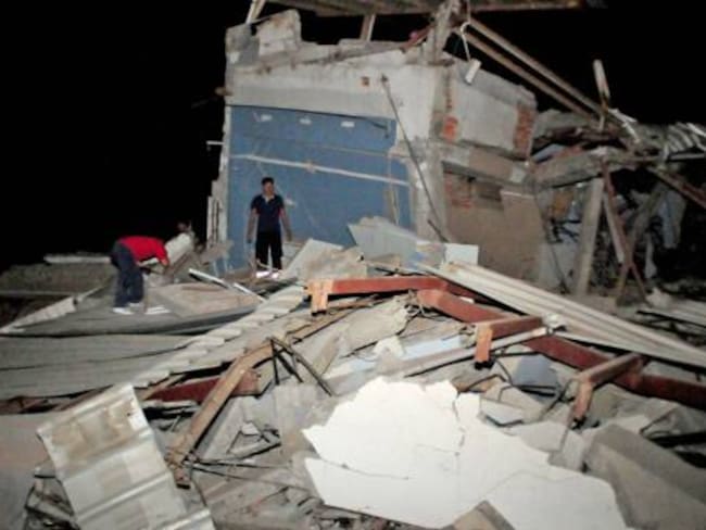 Suben a 413 los muertos por potente sismo en Ecuador