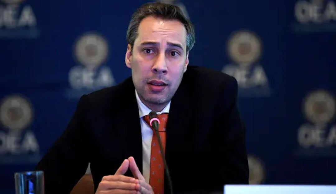 El periodista venezolano, quien reveló los negocios de Alex Saab, denunció que allanaron la vivienda de sus familiares.