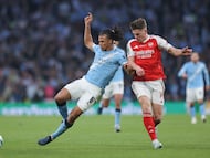 LONDON, ENGLAND - MARCH 22: Nathan Ake of Manchester City battles for possession with Viktor Gyokeres of Arsenal during the Carabao Cup Final match Arsenal and between Manchester City at Wembley Stadium on March 22, 2026 in London, England. (Photo by James Gill - Danehouse/Getty Images)