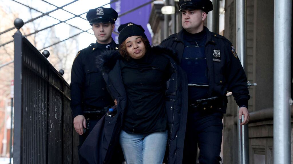 Policía de Nueva York llevan a la sospechosa Shanice Avilés a Central Booking después de que supuestamente la atraparon robando en casa de Robert De Niro / Getty Images