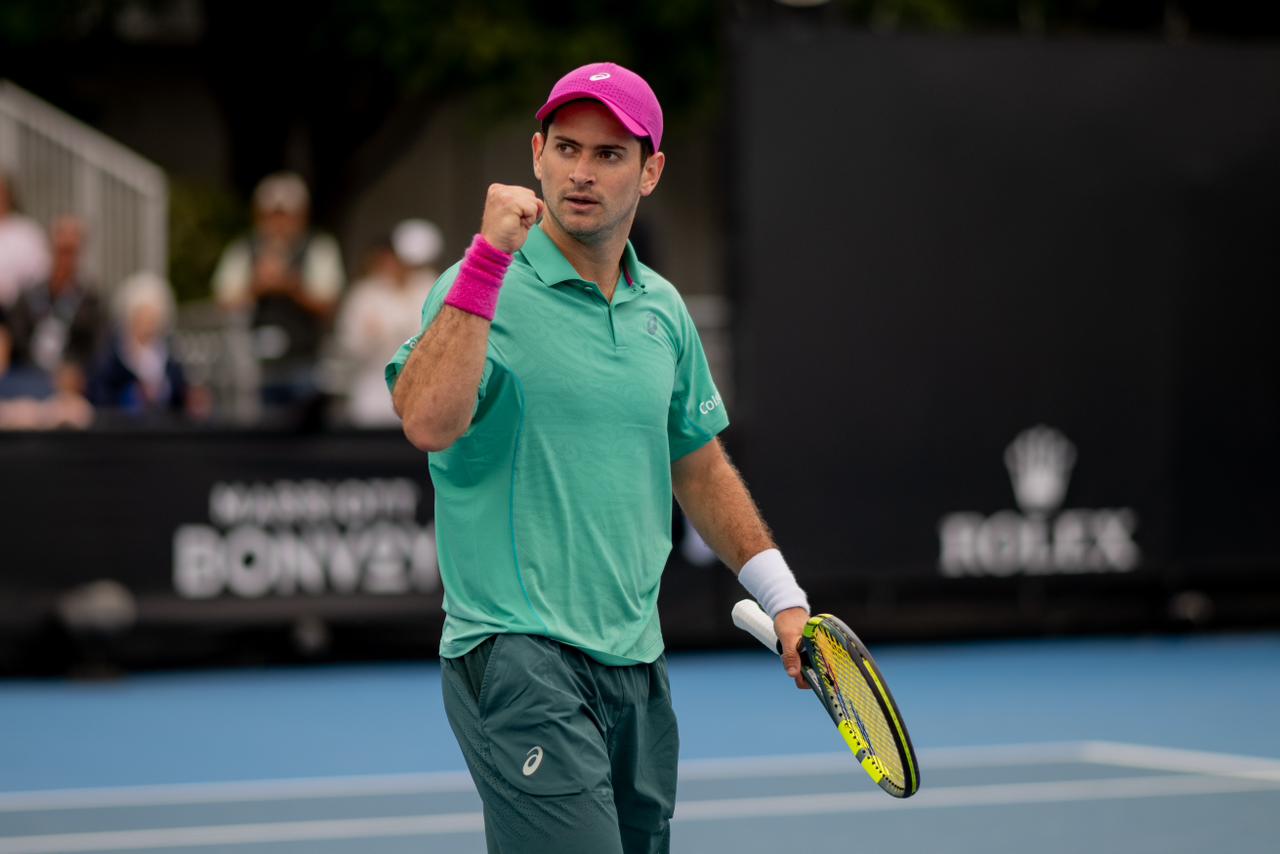 Nicolás Mejía durante su encuentro ante Otto Virtanen en el Australian Open 2026. FOTO: Regina Cortina/X