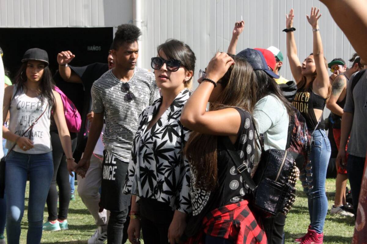 Las leñadoras en la cintura, al estilo rap o hip hop y estampados de la hoja de marihuana se vieron en sacos, camisetas y gorros.