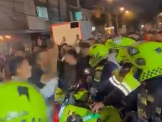 Disturbios entre tránsito y estudiantes durante operativo de mal parqueados en Bogotá. Foto: Redes Sociales.